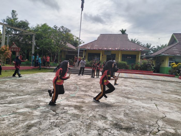 Meriahkan Hari Olahraga Nasional dengan Lomba Lari Estafet Antar Kelas Regu Putri