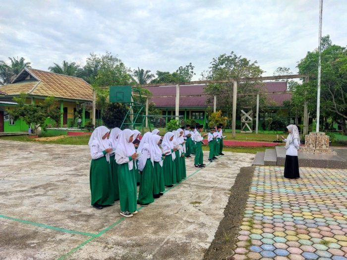 Melangitkan Nama-Nama Indah Allah: Zikir Pagi Siswa Kelas 7 di Bawah Cahaya Mentari Madrasah