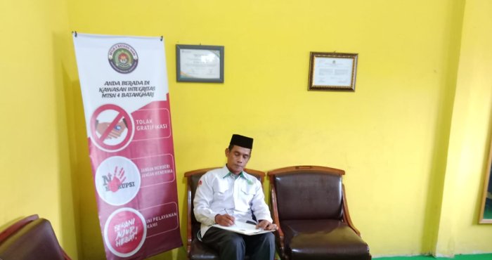 Kepala MTsN 4 Batanghari Tandatangani S35 GTK