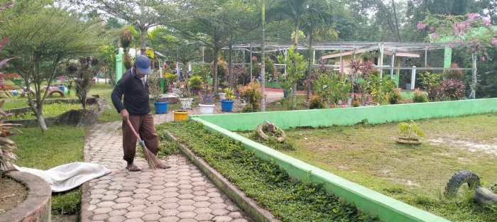 Wak Yono, Sosok Pekerja Tangguh di Balik Bersih dan Nyamannya MTsN 4 Batang Hari