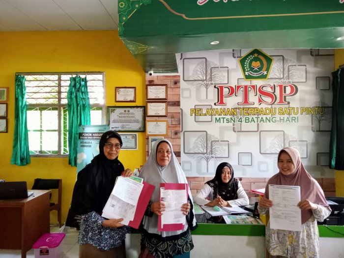 Antusias Masyarakat Tinggi, Pendaftaran Siswa Baru di MTsN 4 Batang Hari Disambut Ramai Calon Peserta Didik