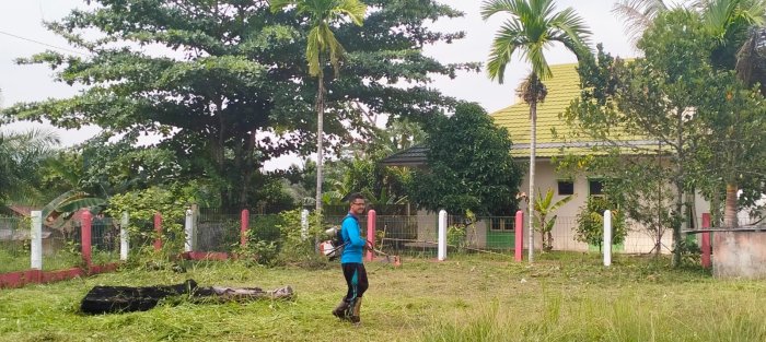 PPPK Baru, Semangat Baru,  Agung Prasetio Wujudkan MTsN 4 Batang Hari yang Bersih dan Nyaman