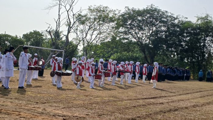 Gemilang di Momen Kemerdekaan, Drumband Izzatul Islam MTsN 4 Batang Hari Sukses Iringi Pengibaran Bendera Merah Putih