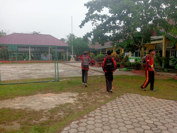 Akhir Pekan Akhir November Para  Siswa Tetap Semangat Melangkah Kaki Ke Madrasah