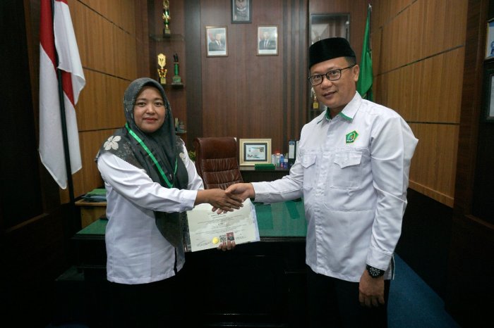 Guru Fiqih MTsN 4 Batanghari Terima Sertifikat Pendidik dari Kepala Kemenag Batanghari