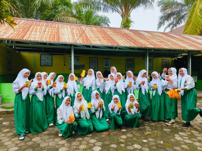 Semangat Anak dalam Mengisi Vas bunga dengan Tanah Hitam