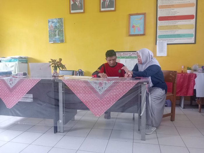 Guru Fiqih Dampingi Siswa Kelas 8 Persiapkan Pembacaan Doa untuk Upacara Guru Fiqih Dampingi Siswa Kelas 8 Persiapkan Pembacaan Doa untuk Upacara