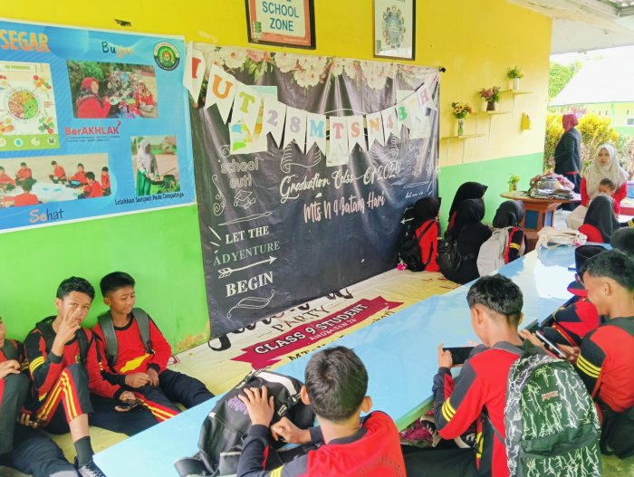 Wali Kelas 8B Tanamkan Semangat Ujian Lewat Arahan Santai namun Bermakna