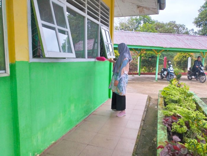 Semangat Jumat Berkah, Staf TU MTsN 4 Batang Hari Ciptakan Ruang Kerja Bersih dan Produktif