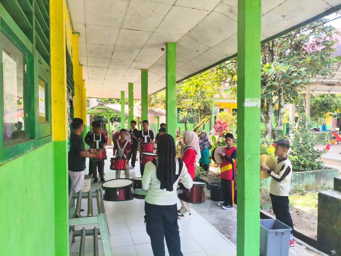 Kompak Berlatih, Siap Menginspirasi! Drumband Izzatul Islam MTsN 4 Batang Hari Bersiap Meriahkan Karnaval Kemerdekaan