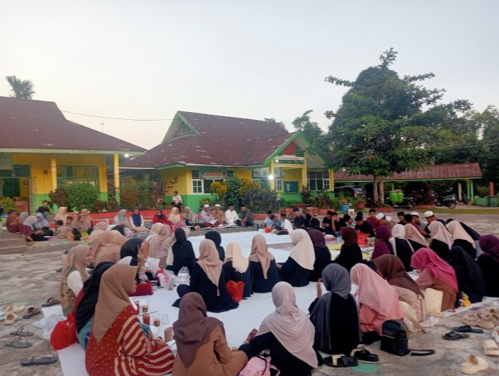 Kebersamaan dan Kekompakan Keluarga Besar MTsN 4 Batanghari Buka Puasa Bersama Kebersamaan dan Kekompakan Keluarga Besar MTsN 4 Batanghari Buka Puasa Bersama