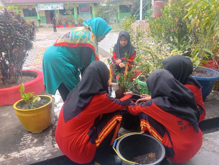 Siswa Kelas 7B Terus Berbenah Wujudkan Kelas yang Asri dan Indah Siswa Kelas 7B Terus Berbenah Wujudkan Kelas yang Asri dan Indah