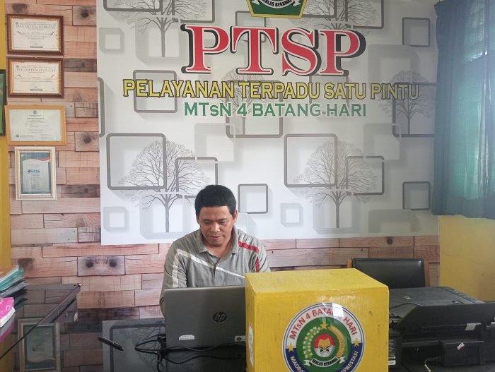 Operator MTsN 4 Batanghari Manfaatkan Waktu Libur untuk Meng-update Data EMIS
