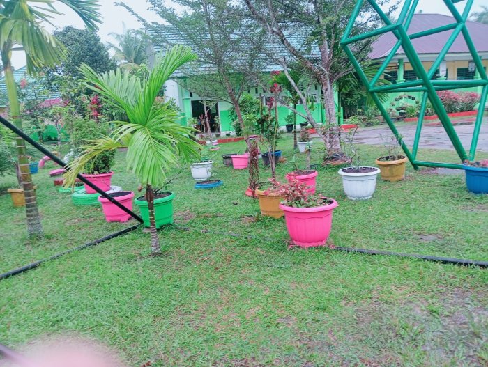 Pagi yang Sejuk Mewarnai Taman Madrasah, Siswa Belajar dengan Penuh Semangat Pagi yang Sejuk Mewarnai Taman Madrasah, Siswa Belajar dengan Penuh Semangat