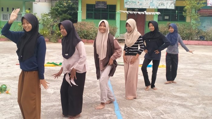 Di Tengah Kabut Asap, Murid MTsN 4 Batang Hari Tetap Semangat Berlatih Tari Hadapi KOMPAS