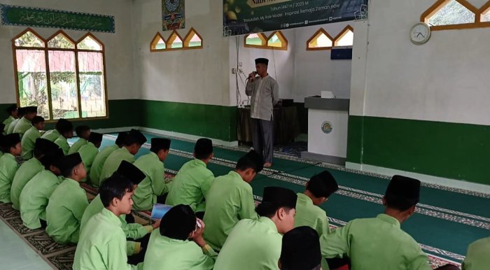 Menebar Cahaya Iman: Bapak Bukhori Beri Arahan Usai Yasin dan Tahlil di MTsN 4 Batanghari