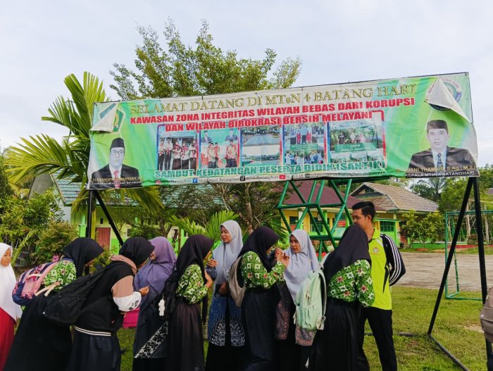 Guru Menyapa, Siswa Gembira: Tradisi Pagi di MTsN 4 Batanghari