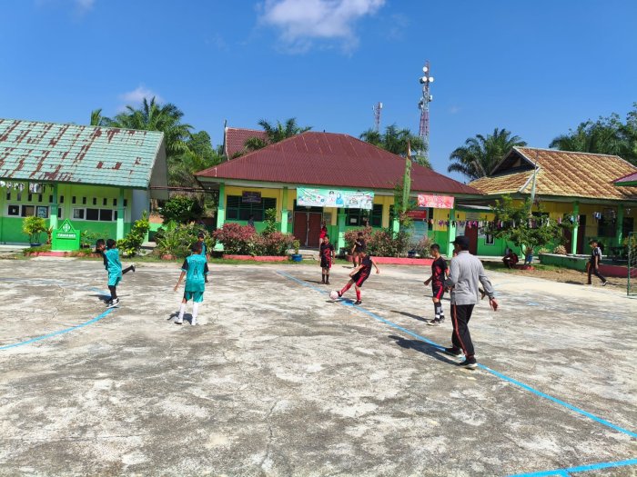 Tak Kenal Lelah, Pemain Futsal Tetap Semangat Bertanding Meski Cuaca Panas Matahari dalam Rangka HUT MTsN 4 Batang Hari