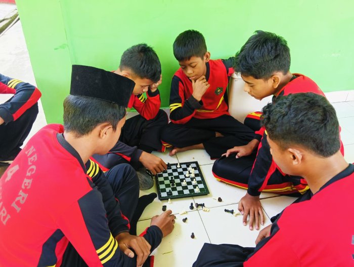 Seru dan Mengasah Otak, Iqsan dan Fadhil Asah Strategi Lewat Permainan Catur