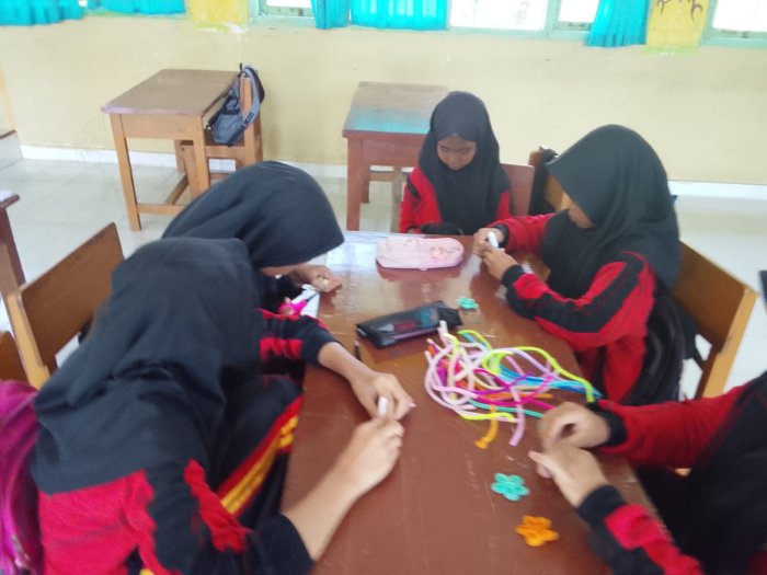 Warna-Warni Kreasi Siswa 7A MTsN 4 Batanghari Hiasi Kelas dengan Kawat Bulu