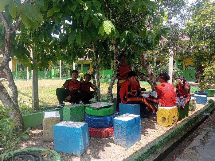 Taman Perpustakaan Jadi Tempat Favorit Siswa saat Istirahat Taman Perpustakaan Jadi Tempat Favorit Siswa saat Istirahat