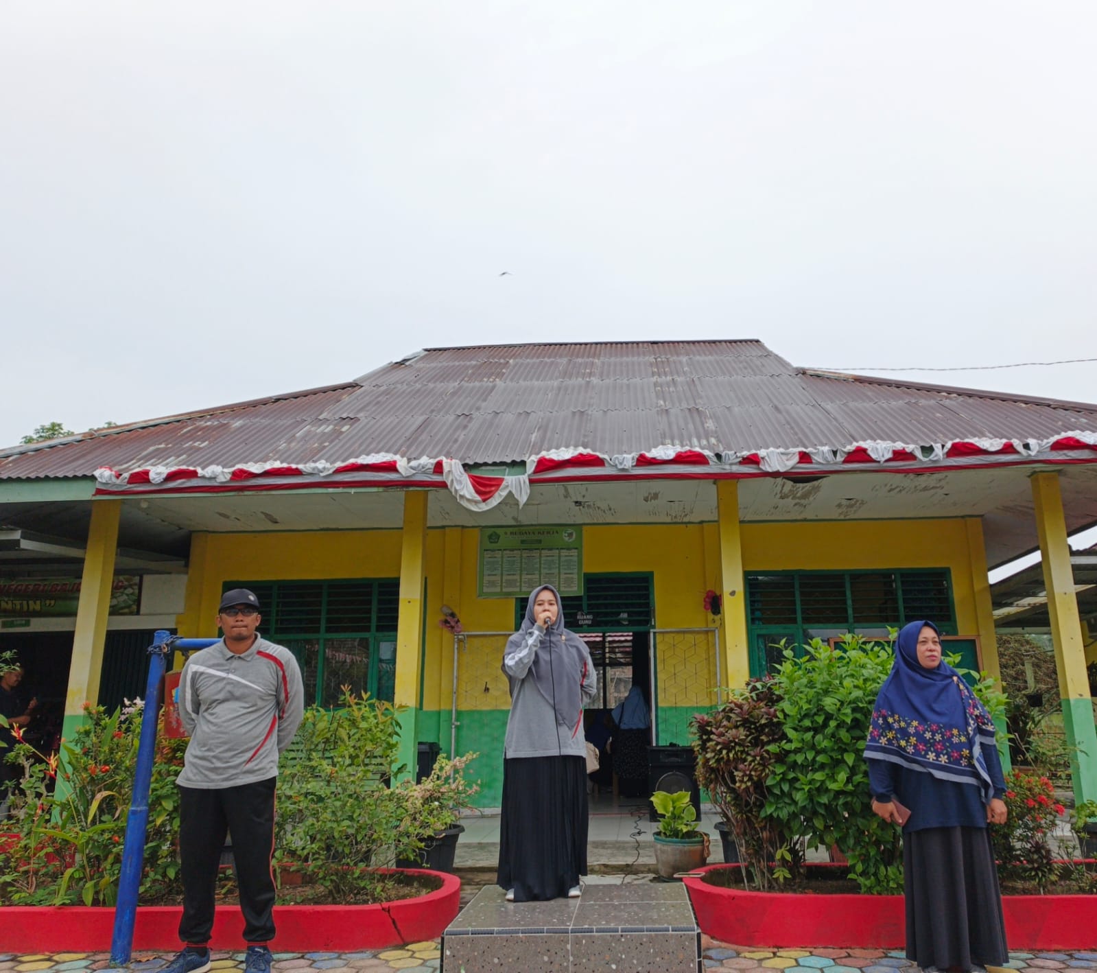 Peran Guru Piket Dalam Menciptakan Suasana Belajar Kondusif di MTsN 4 Batanghari Peran Guru Piket Dalam Menciptakan Suasana Belajar Kondusif di MTsN 4 Batanghari