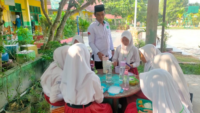 Kehangatan di Pagi Hari, Kepala Madrasah Sapa Murid Baru Saat Sarapan Bersama Kehangatan di Pagi Hari, Kepala Madrasah Sapa Murid Baru Saat Sarapan Bersama