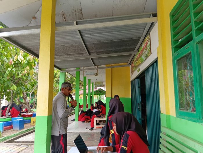 Guru Piket Inspiratif, Pak Asep Prasetyo Bimbing Siswa Kuasai Literasi Web Guru Piket Inspiratif, Pak Asep Prasetyo Bimbing Siswa Kuasai Literasi Web