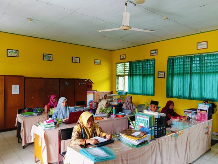 Guru MTsN 4 Batanghari Gelar Rapat Internal Persiapan Dokumen PKKM Guru MTsN 4 Batanghari Gelar Rapat Internal Persiapan Dokumen PKKM