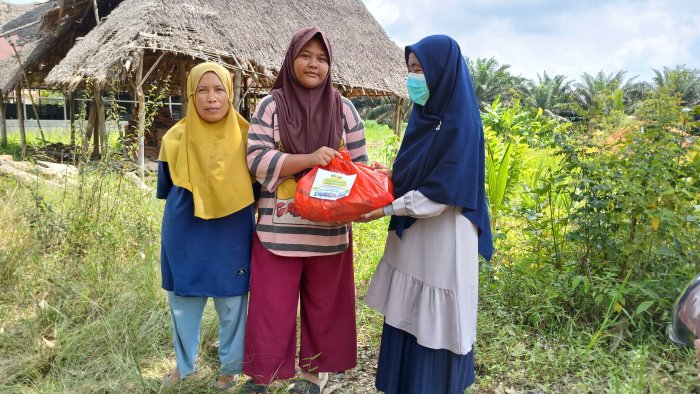 Guru MTsN 4 Batanghari Antar Bingkisan Ramadhan kepada Siswa yang Terkendala Ekonomi Guru MTsN 4 Batanghari Antar Bingkisan Ramadhan kepada Siswa yang Terkendala Ekonomi