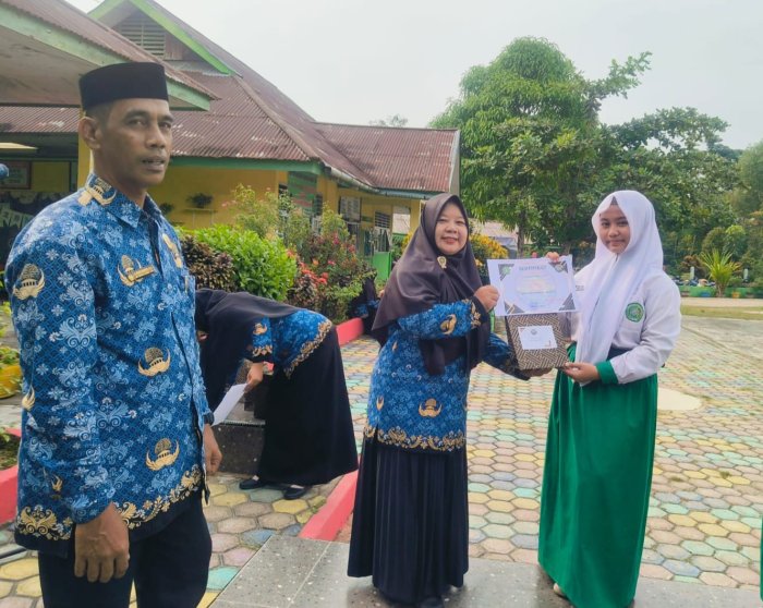 Siswi MTsN 4 Batang Hari Nadin Raih Juara 3 Kontributor SARISATA