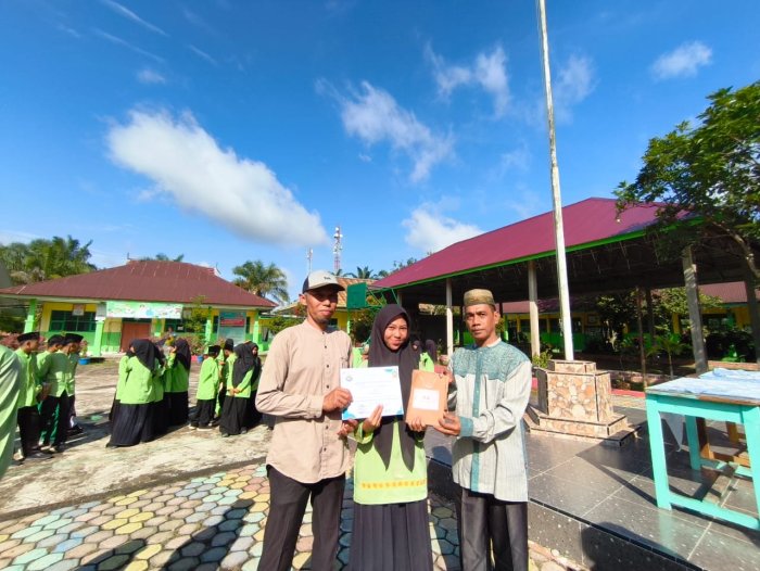 Almira  Raih Juara Umum Semester Ganjil di MTsN 4 Batanghari