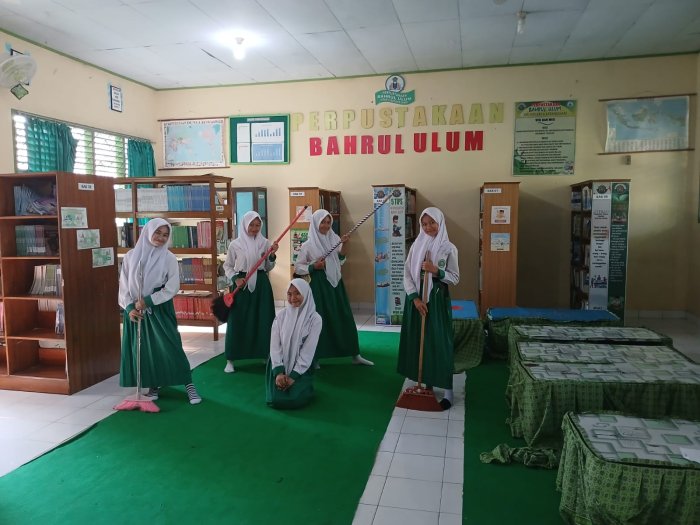 Siswi Kelas 9A MTsN 4 Batang Hari Gelar Aksi Bersih Perpustakaan