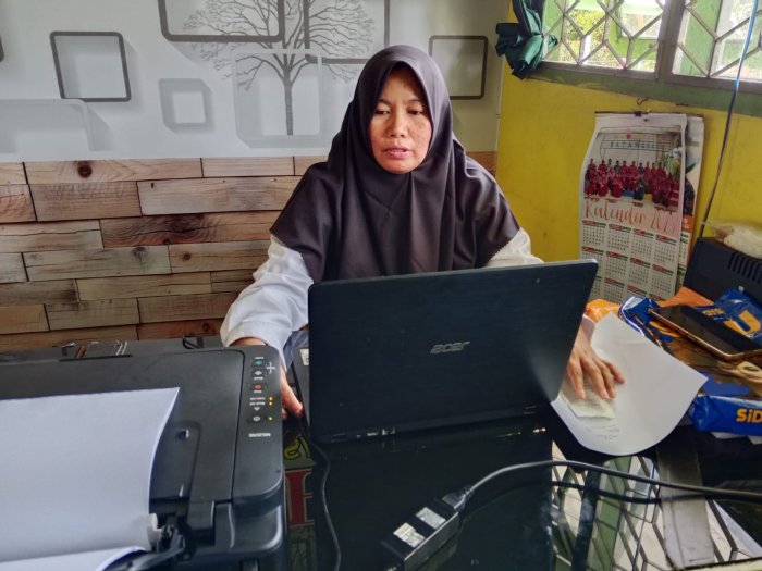 Antusias Bendahara MTsN 4 Batanghari Menyelesaikan Laporan Saldo Rekening Antusias Bendahara MTsN 4 Batanghari Menyelesaikan Laporan Saldo Rekening