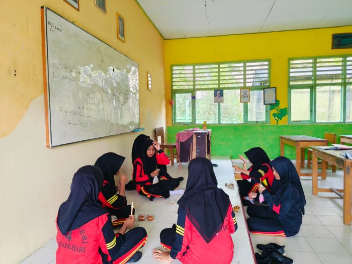 Jam Istirahat Berbunyi, Siswi Kelas VIII A Nikmati Waktu Jajan Bersama