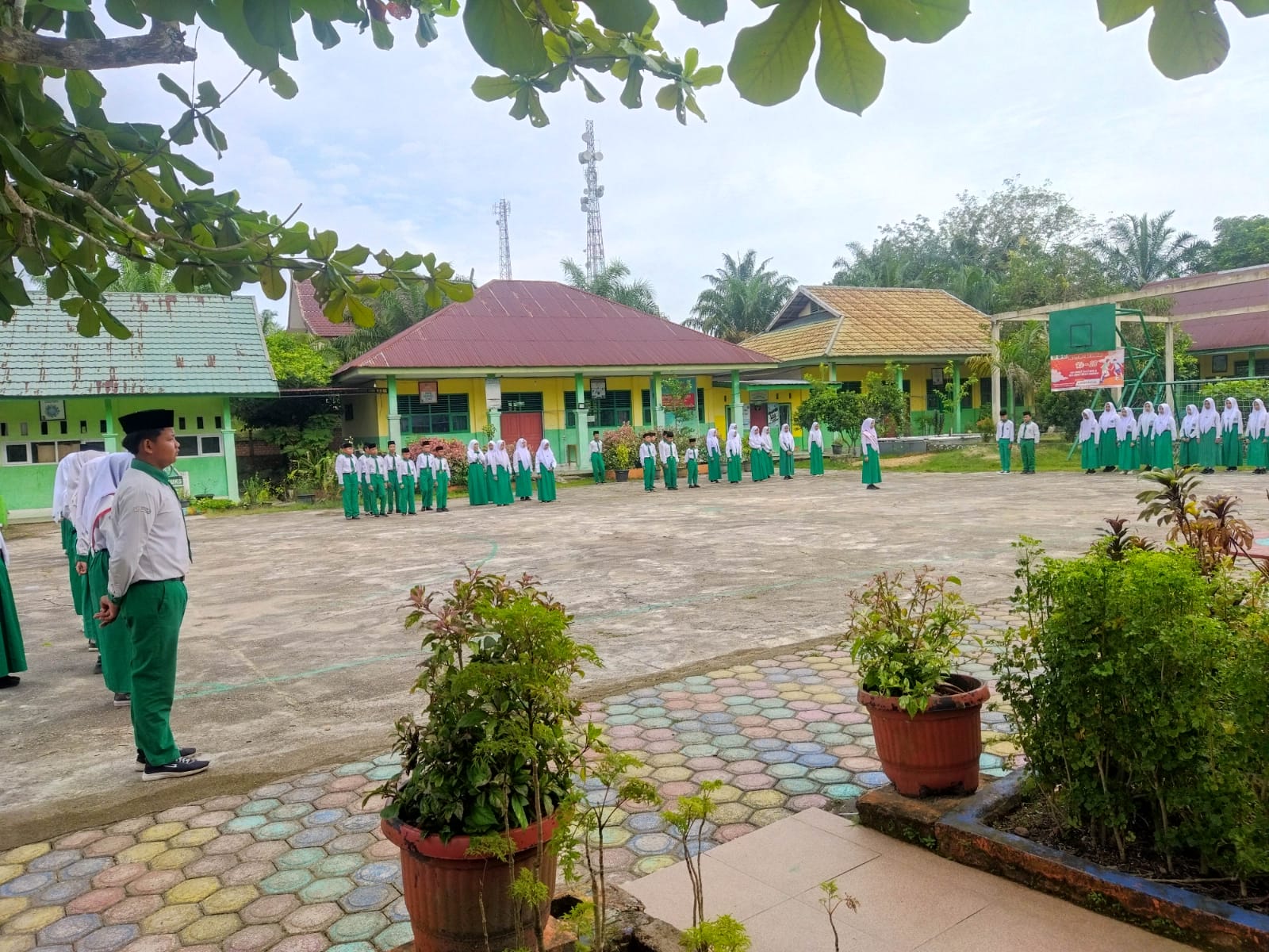 Upacara Bendera Berjalan Lancar Upacara Bendera Berjalan Lancar