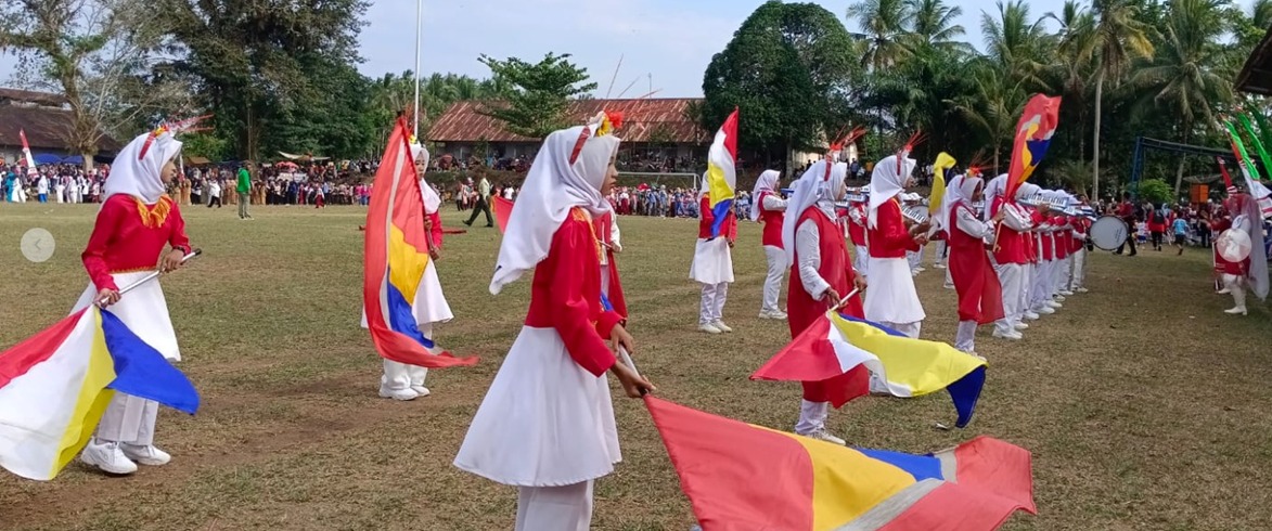 DRUM BAND IZZATUL ISLAM MEWARNAI KHIDMATNYA UPACARA