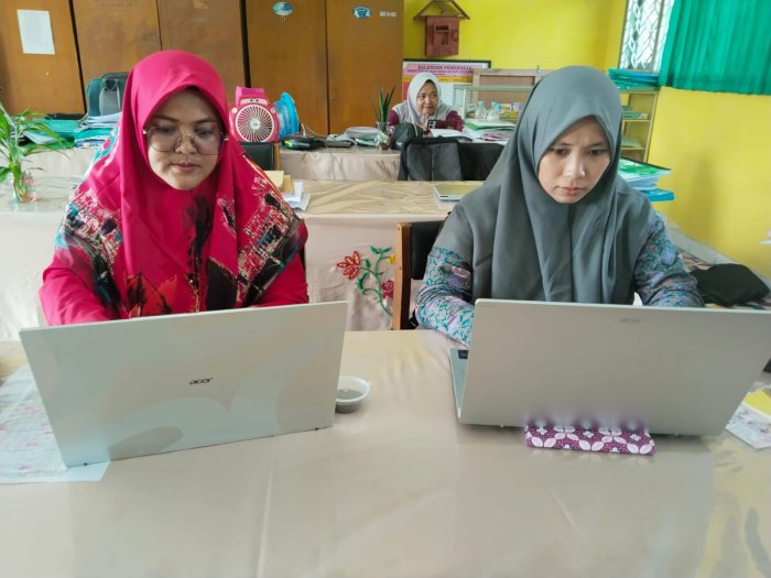Guru MTsN 4 Batang Hari Unggah Soal Asesmen ke Google Drive untuk Optimalkan Persiapan Siswa Guru MTsN 4 Batang Hari Unggah Soal Asesmen ke Google Drive untuk Optimalkan Persiapan Siswa