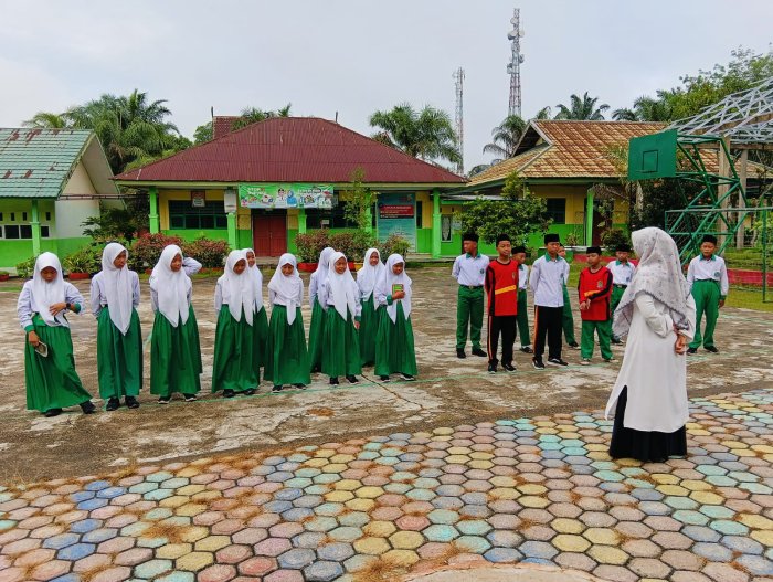 Disiplin Sejak Pagi, Apel Kelas 7 MTsN 4 Batanghari Dipimpin Tauhidatul Istiqomah, S.Pd
