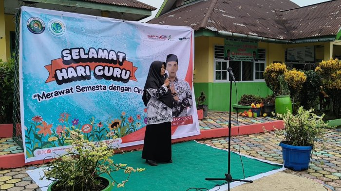 Wakasis Ibu Murlena, S.P Membacakan Puisi Pada Peringatan Hari Guru dan HUT PGRI ke-80 di MTsN 4 Batang Hari