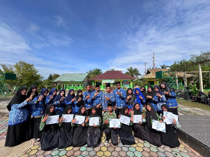 Kepala MTsN 4 Batang Hari Serahkan Piagam Penghargaan kepada Peserta OMI 2025