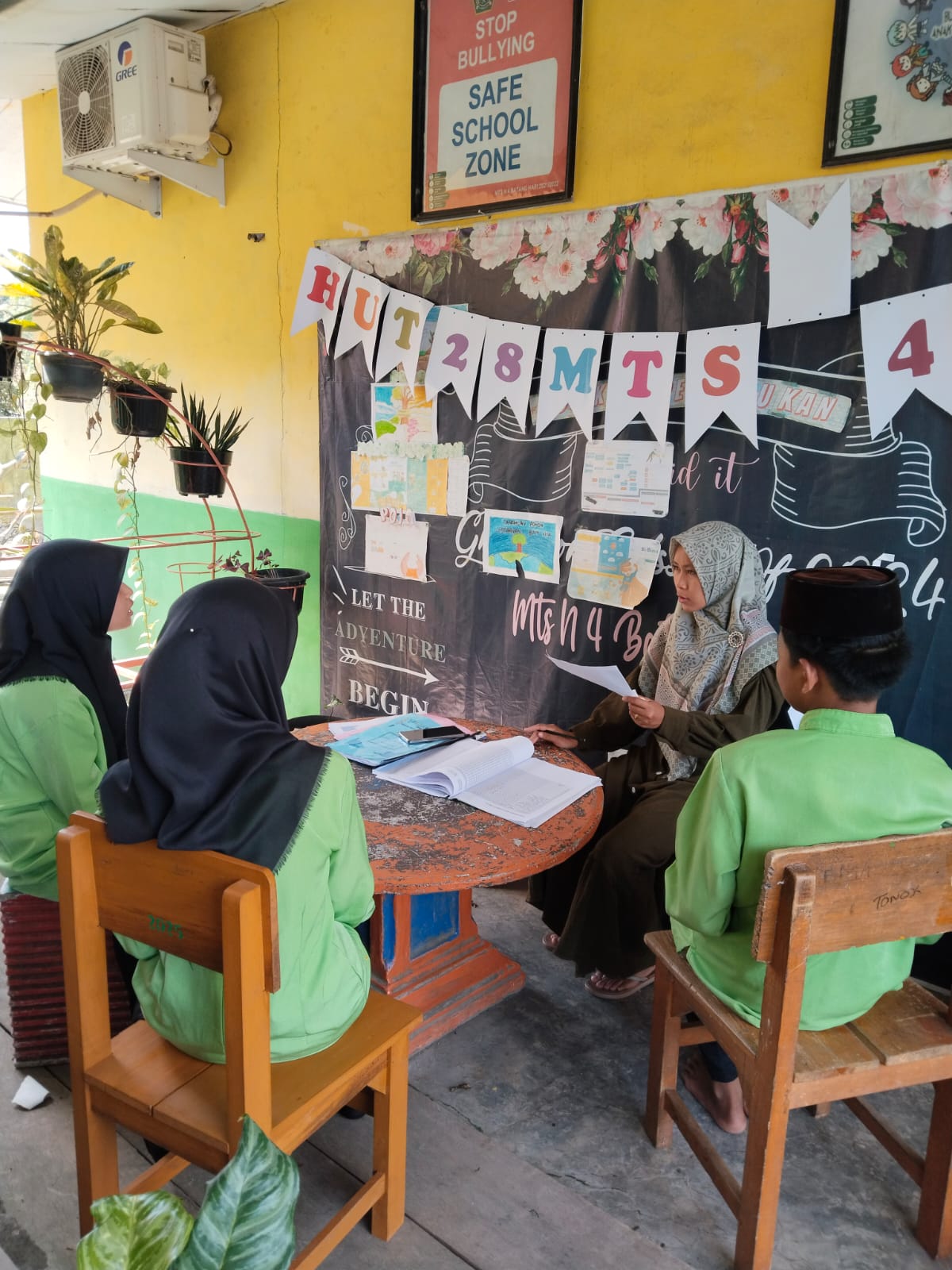 Siswa MTsN 4 Batang Hari Antusias Menghapal Mufrodat Bahasa Arab di Bimbingan Tauhidatul Istiqomah Siswa MTsN 4 Batang Hari Antusias Menghapal Mufrodat Bahasa Arab di Bimbingan Tauhidatul Istiqomah