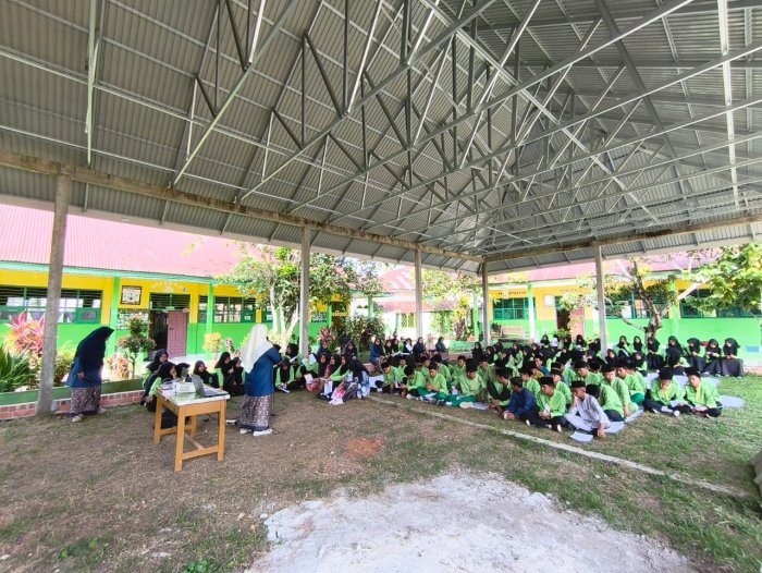 Wakasis MTsN 4 Batanghari Sosialisasikan Tata Tertib Semester Genap Tahun Pelajaran 2025-2026