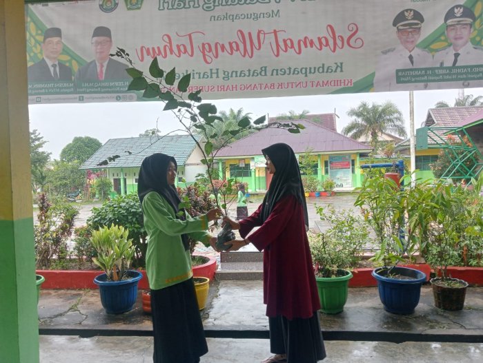 Penerimaan Bibit Tanaman Murbei dari Siswa MTsN 4 Batanghari Penerimaan Bibit Tanaman Murbei dari Siswa MTsN 4 Batanghari