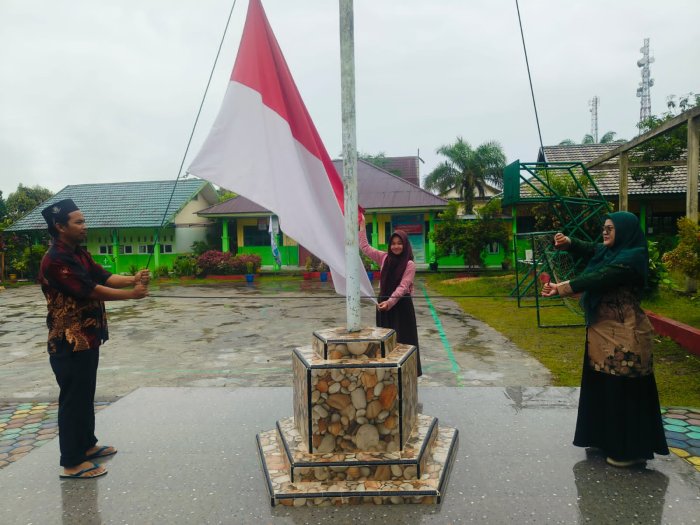 Bendera Merah Putih Tetap Berkibar di MTsN 4 Batang Hari kendati hujan Bendera Merah Putih Tetap Berkibar di MTsN 4 Batang Hari kendati hujan