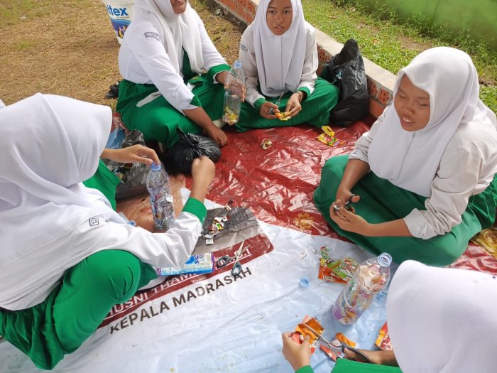 MTsN 4 Batang Hari Laksanakan Ekobreak, Siswa Kelas 8B Ubah Limbah Plastik Jadi Karya Kreatif