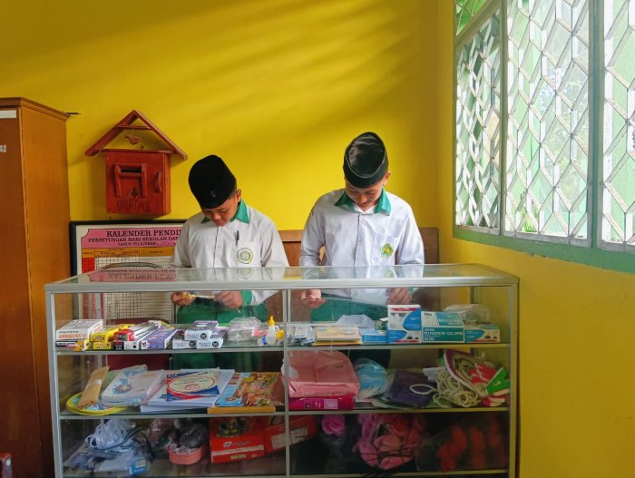 Gio & Aziel: Teladan Kejujuran di Koperasi Al Mubarok MTsN 4 Batanghari