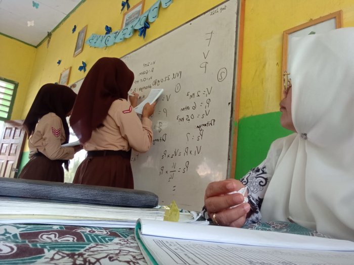 Belajar IPA Itu Seru, Meski Perhitungannya Menantang Siswa Pelajari Materi Tekanan Belajar IPA Itu Seru, Meski Perhitungannya Menantang Siswa Pelajari Materi Tekanan