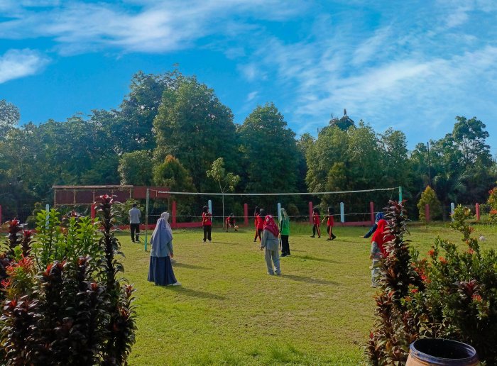 Latihan Voli Putri Jadi Momen Kebersamaan Antara Guru dan Siswi Madrasah