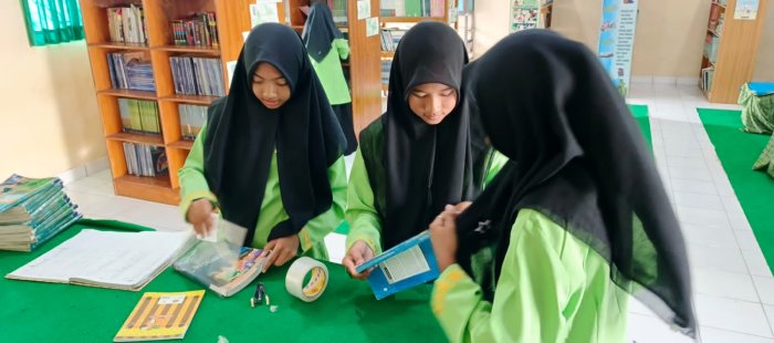 Gerakan Buku Hidup: Siswa Kelas 7A Perpustakaan Bahrul Ulum Kompak Perbaiki Koleksi Bacaan